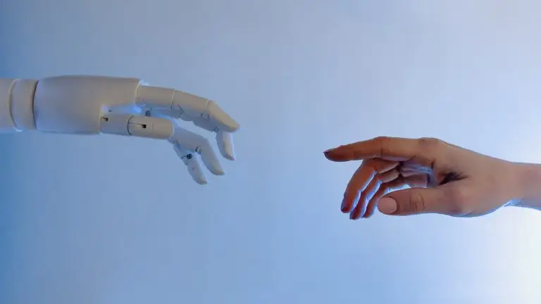 Microsoft 365 Copilot AI-assistent hjælper medarbejder med smartere arbejde