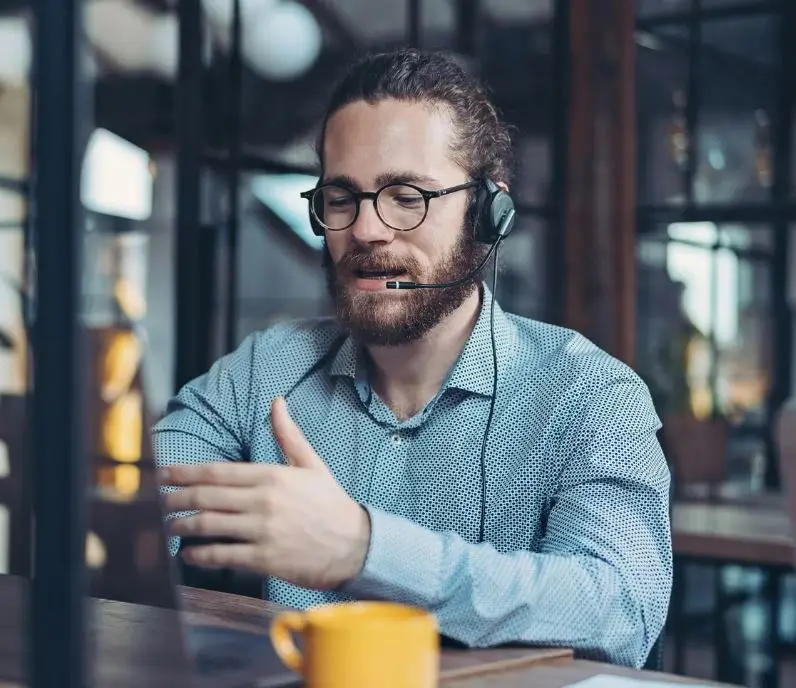 IT-supportmedarbejder med headset klar til at hjælpe med Azure Savings Plan