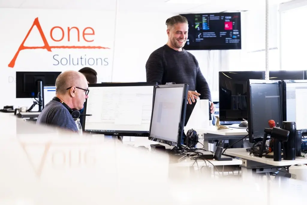IT support firma medarbejder hjælper erhvervskunde med teknisk løsning