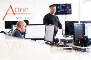 IT support firma medarbejder hjælper erhvervskunde med teknisk løsning