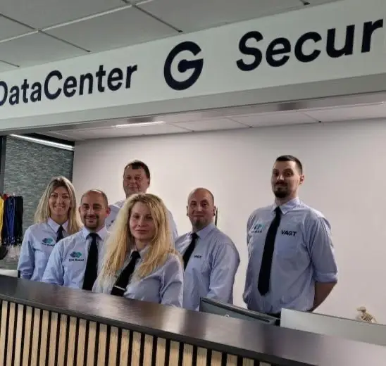 Moderne datacenter med serverrækker der understøtter sikker digital infrastruktur
