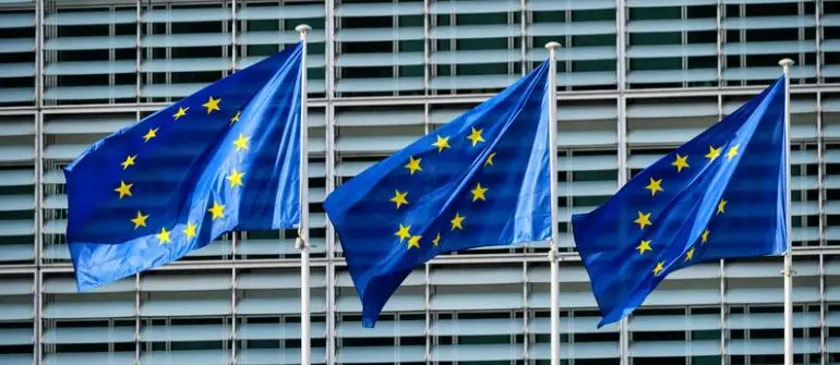 EU-flag symboliserer NIS2-direktivets krav til cybersikkerhed i Europa