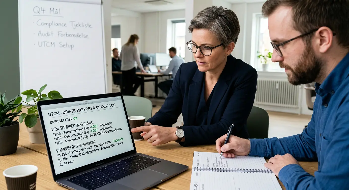 IT-leder der gennemgår drift-rapporter og change-log fra UTCM til brug i audit og ledelsesrapportering