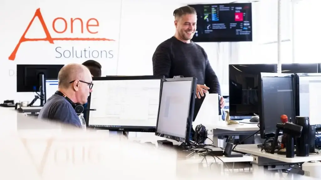 IT support firma til erhverv - A-one Solutions medarbejdere yder support fra kontoret